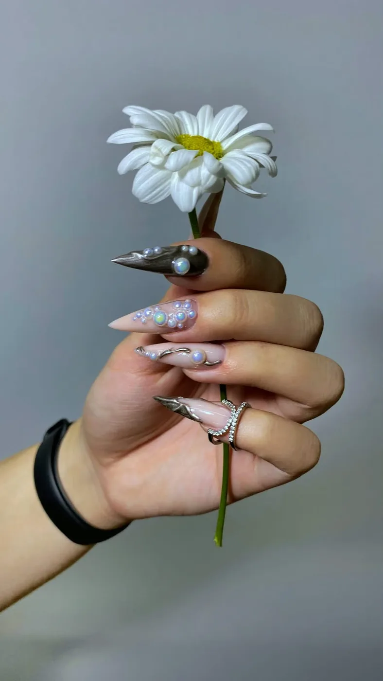 Papatya tutan el, inci taşlı stiletto tırnak